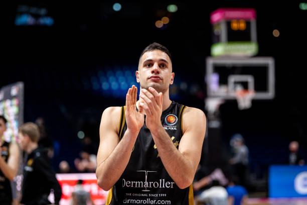 40岁的足球明星C罗以18亿元登顶全球运动员收入榜!梅西,库....